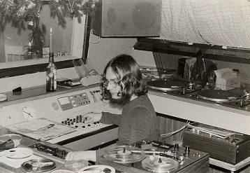 Rudolf achter het mengpaneel van Bergoa tijdens de kerstuitzending van 1975