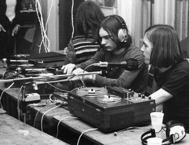 Adrie Boxmeer als DJ en Ruud Stammis als technicus op een schoolfeest in 1973.